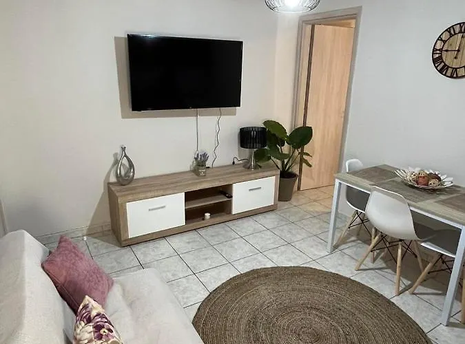 Comfy Near The Port And The Center Of アパート