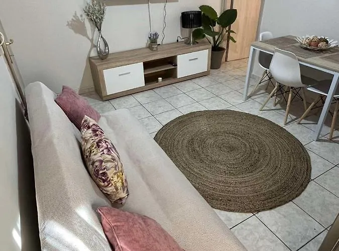 Comfy Near The Port And The Center Of アパート