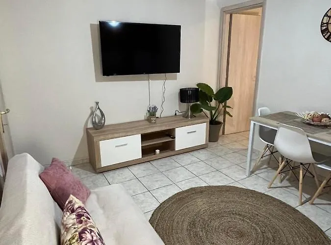 Comfy Near The Port And The Center Of アパート