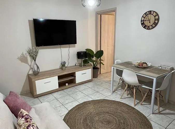 Comfy Near The Port And The Center Of アパート *